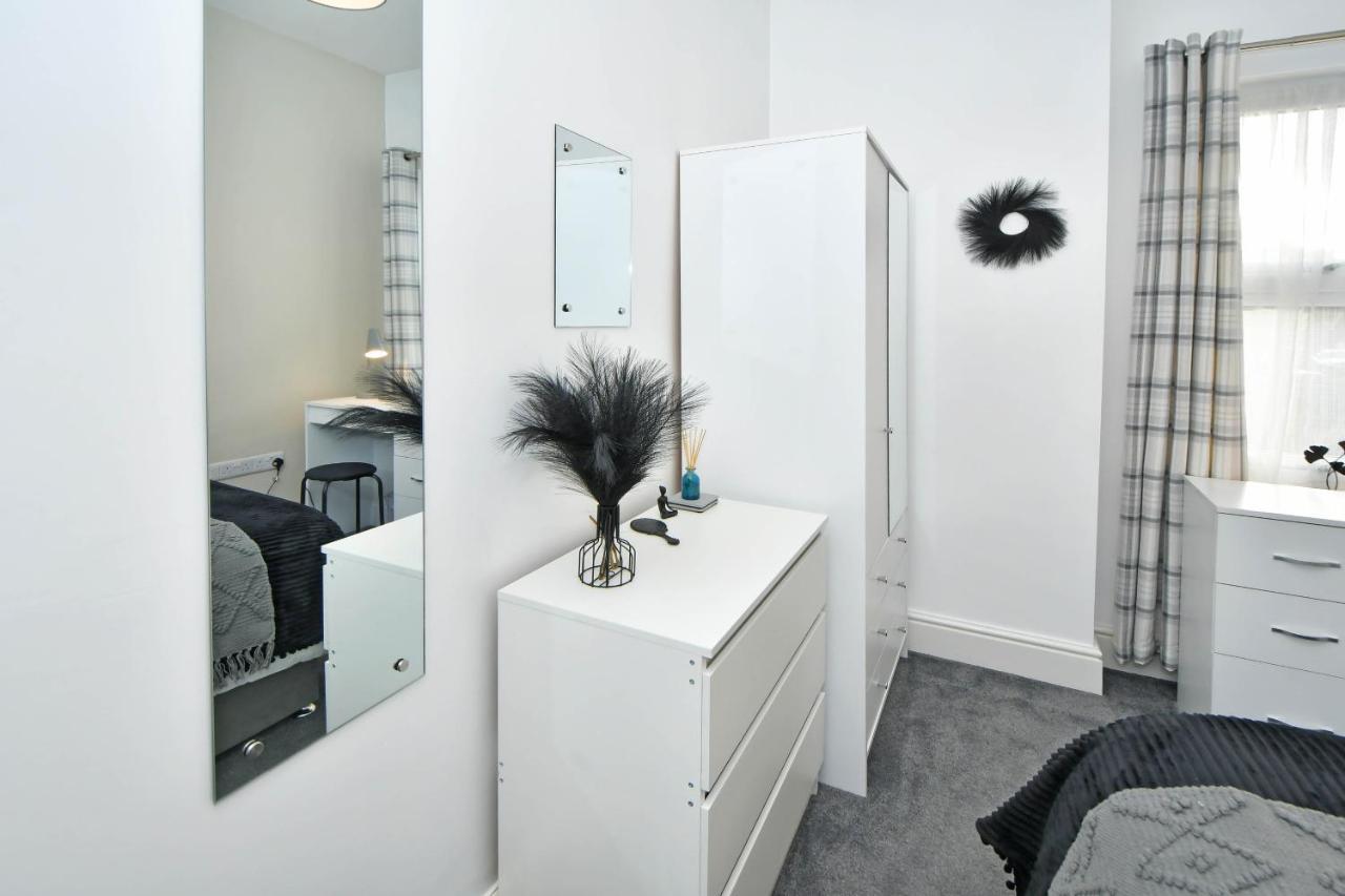 Find A Spacious And Stylish Escape In The City Centre At Sturgess House, Perfect For Longer Stays! Stoke-on-Trent Dış mekan fotoğraf